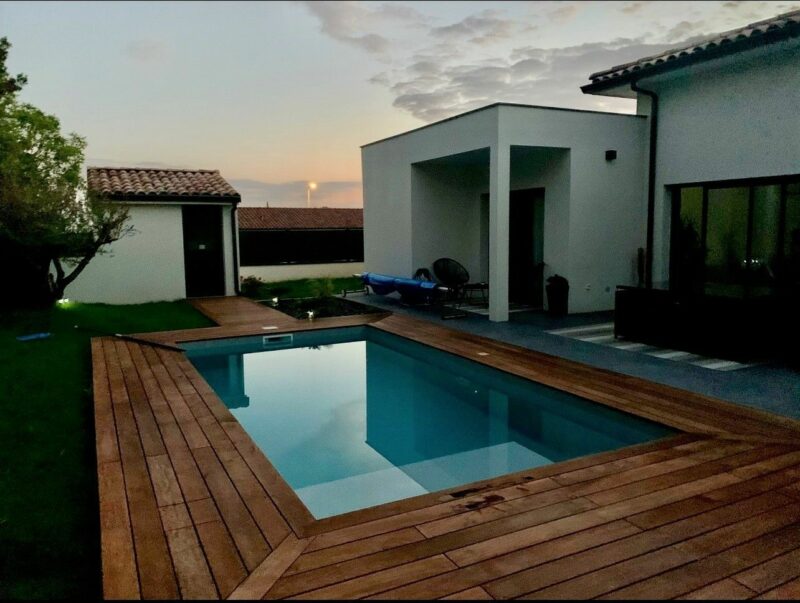 Piscine 7m x 3m avec plage et sa terrasse en IPE